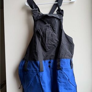 DAKINE M Black and Royal Blue Two-Tone Weather Bib overalls for snow